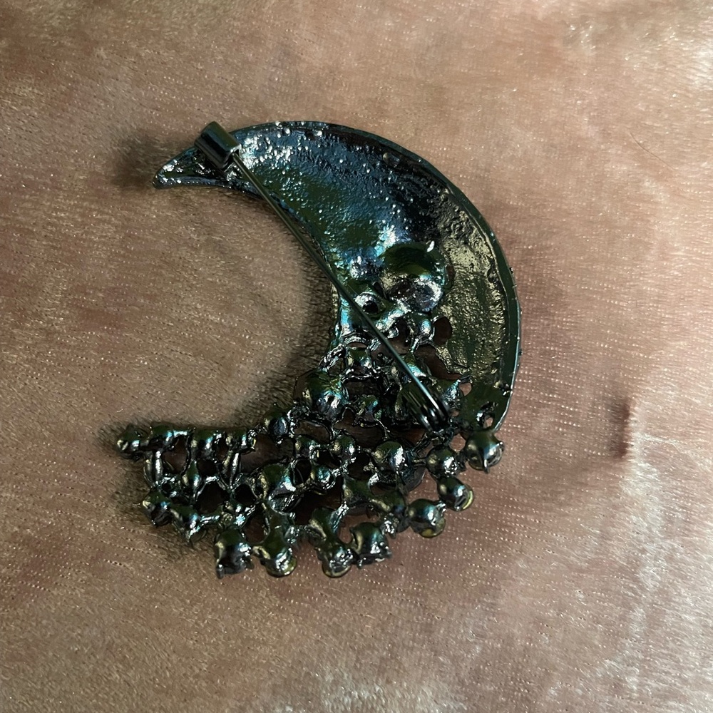 Elegant Purple Crystal Moon Brooch - Picture 4 of 4